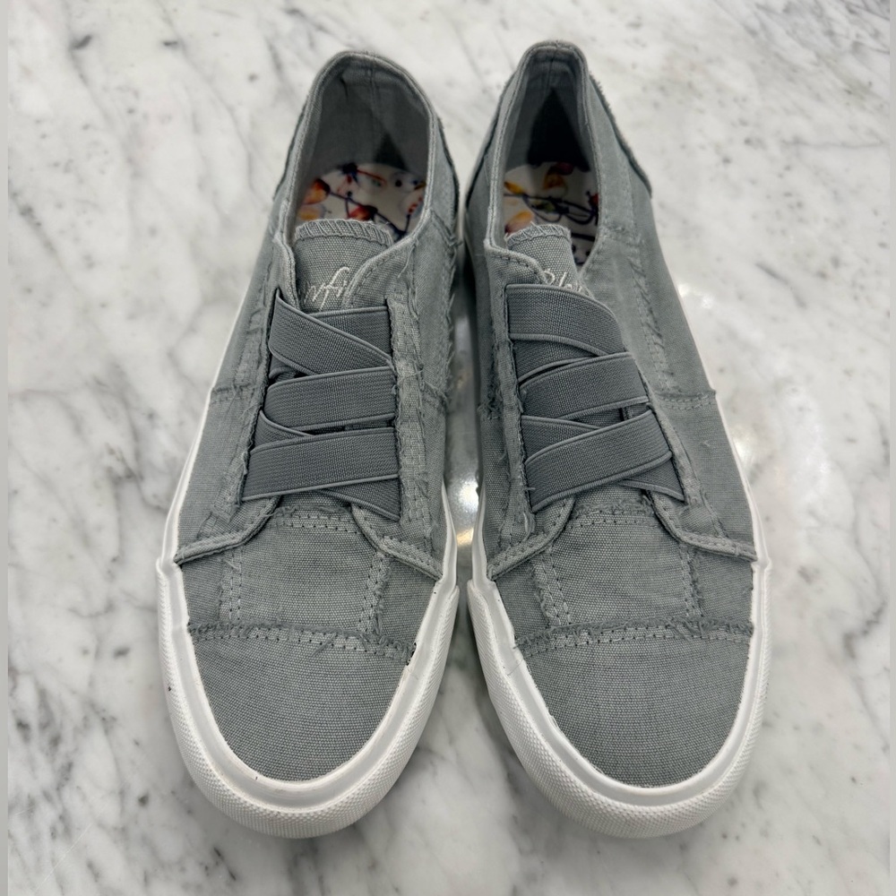 EXCELLENT Blowfish Women’s Gray Slip On Sneaker